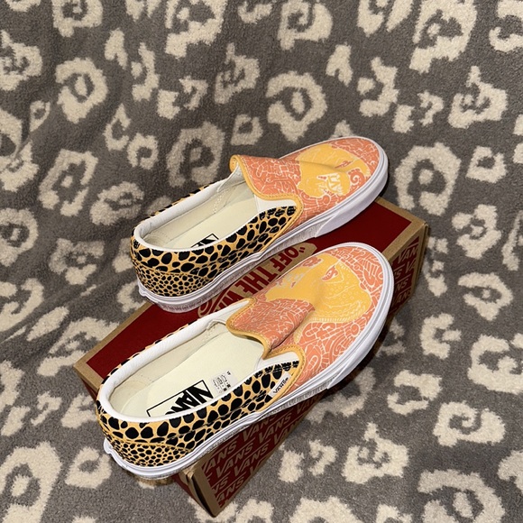 Vans Classic Slip-on Sneakers in Jaguar 🐆 and True White New 😍🐆☀️ - Picture 10 of 17